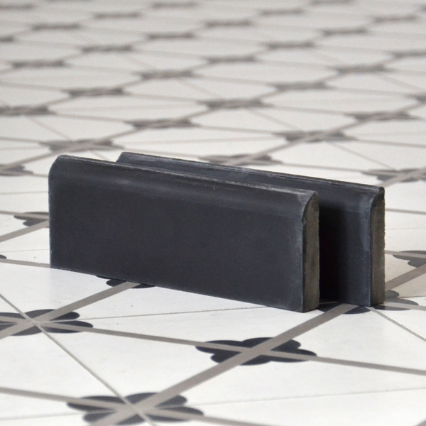 Sockelfliese Schwarz 20x7 cm - antiker Baustoff
